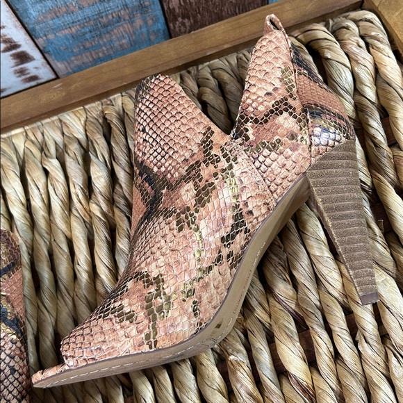 Vince Camuto Tan Snakeskin Heeled Booties 8 - Picture 10 of 15